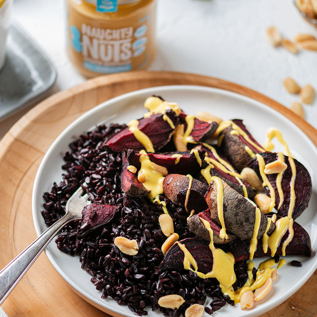 Black Rice mit Rote Beete und Kurkuma-Erdnusssauce