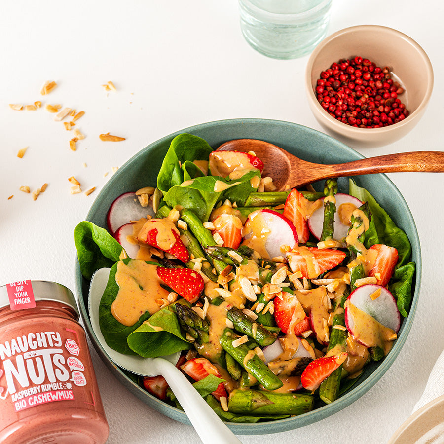 Erdbeer-Spargel Salat mit Naughty Nuts BIO Cashewmus Smooth