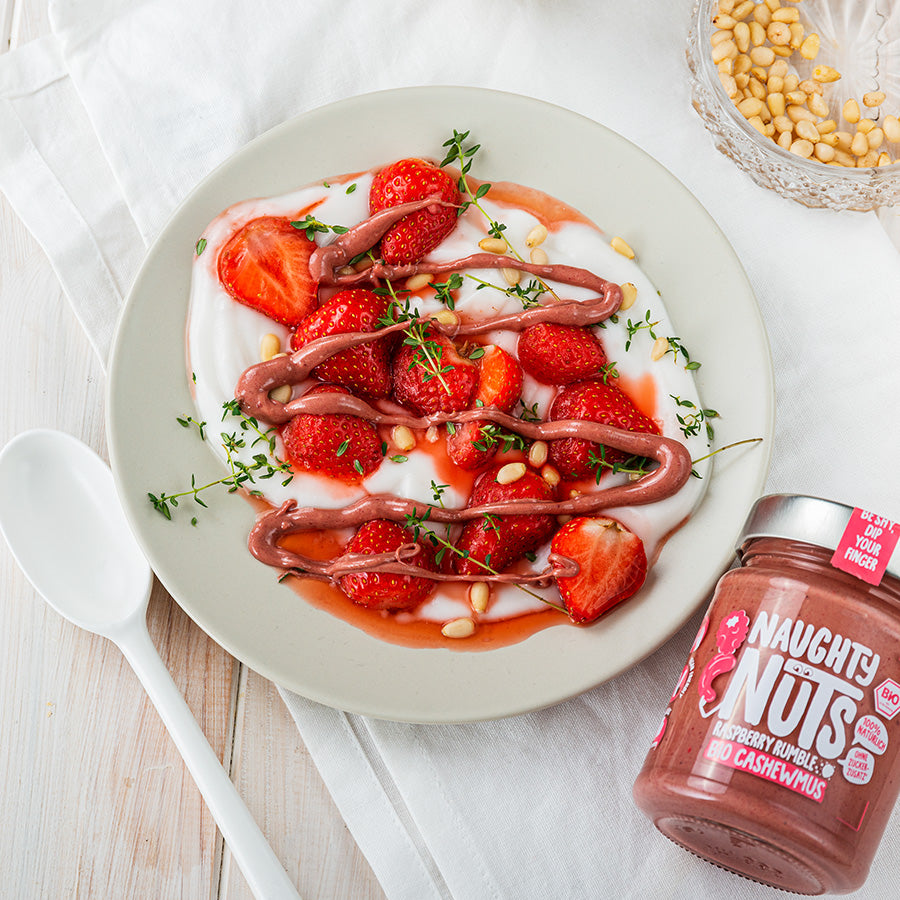 Gebackene Erdbeeren auf veganem Joghurt mit Naughty Nuts BIO Cashewmus Raspberry Rumble