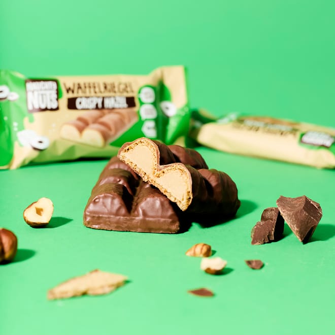 Bio Schoko-Waffelriegel Mixed Box, ein Riegel ist halbiert, um die Füllung zu zeigen