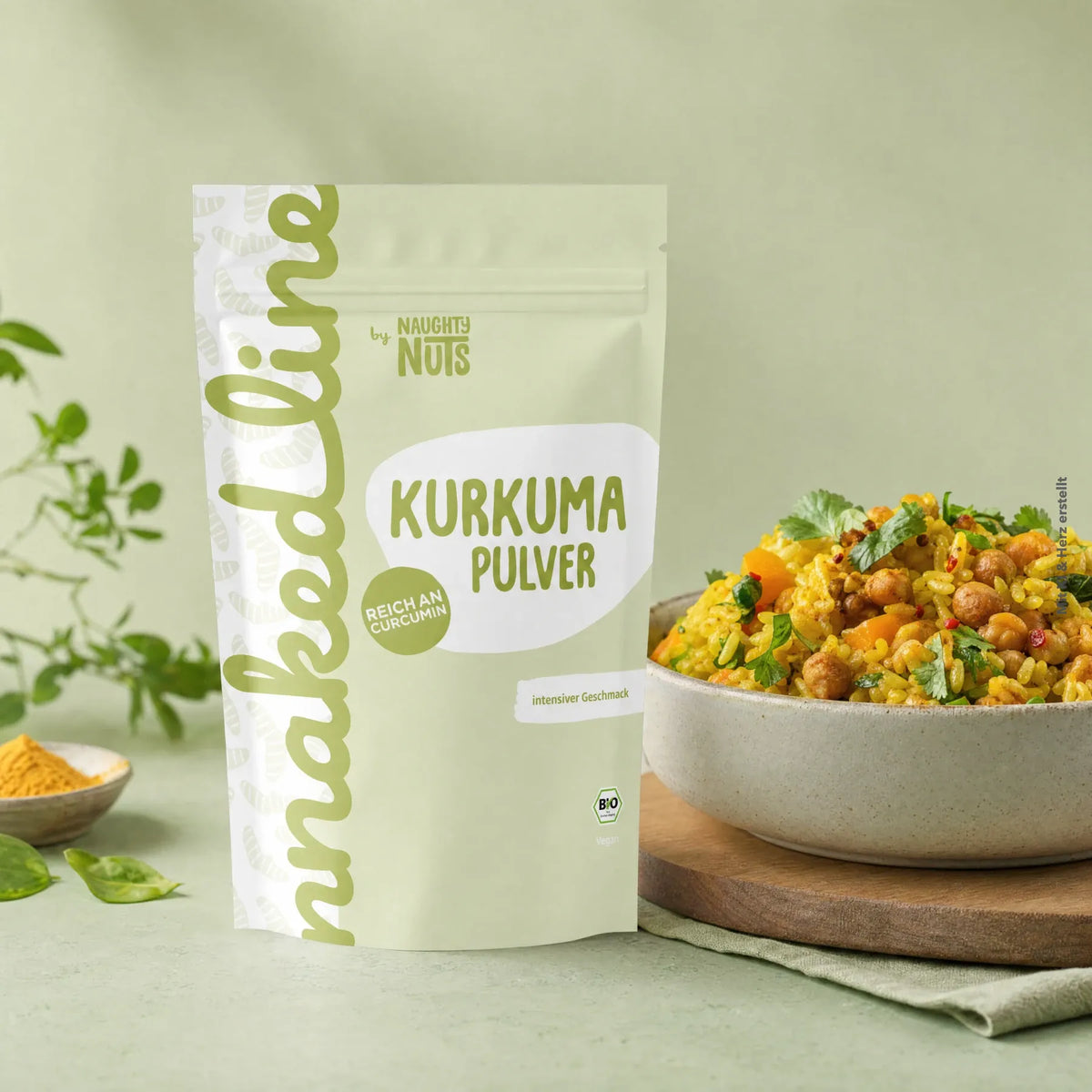 Verpackung von Kurkuma Pulver neben einer Schüssel mit gelbem Reisgericht